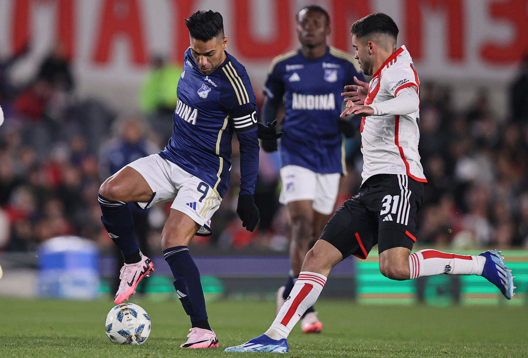 El delantero colombiano Radamel Falcao García (i), de Millonarios, fue registrado este martes, 9 de julio, al disputar un balón con Santiago Simón, de River Plate de Buenos Aires, durante un partido amistoso en el estadio Más Monumental de Buenos Aires (Argentina). EFE/Str