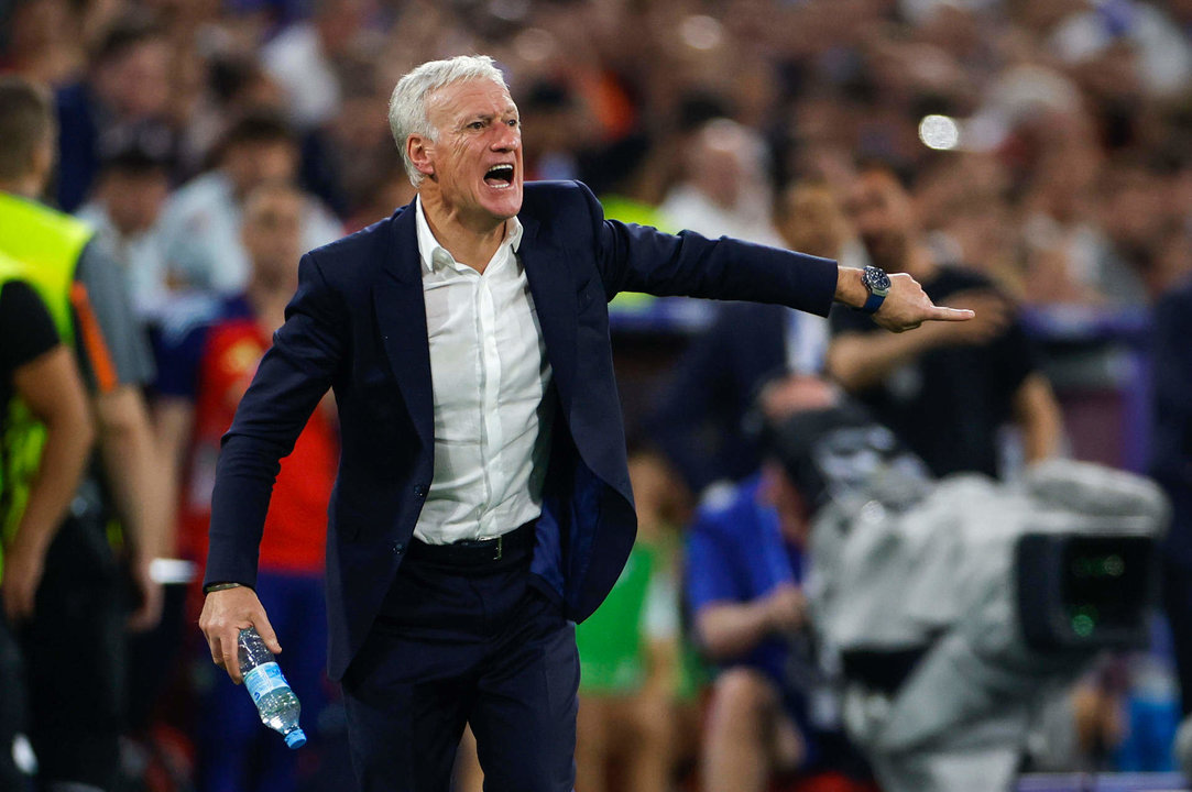 El entrenador de la selección francesa, Didier Deschamps, durante el partido de semifinales de la Eurocopa de fútbol que España y Francia disputaron este martes en Múnich. EFE/Alberto Estévez