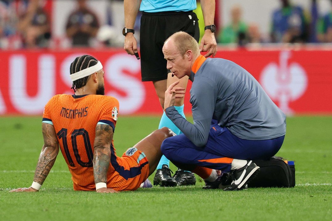 El delantero neerlandés Memphis Depay con el médico durante la primera parte de la segunda semiifnal de la Eurocopa entre Países Bajos e Inglaterra en Dortmund, AlemaniaEFE/EPA/FRIEDEMANN VOGEL