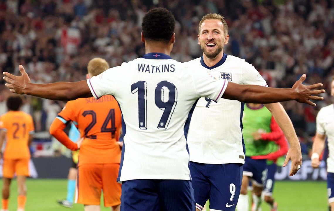 Oliver Watkins celebra el gol del triunfo en Dortmund (Alemania) EFE/EPA/FRIEDEMANN VOGEL