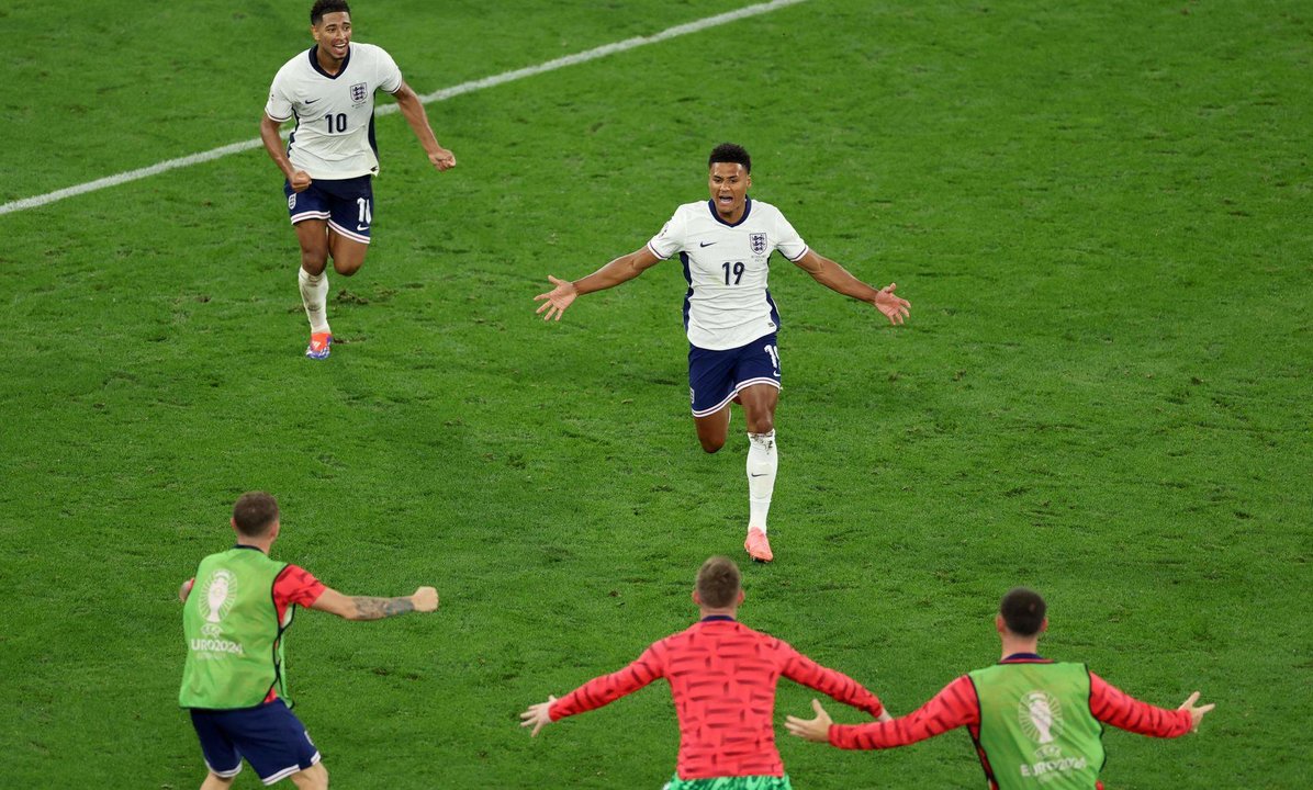 El delantero Oliver Watkins (c) celebra el gol de la victoria durante la primera parte de la segunda semiifnal de la Eurocopa entre Países Bajos e Inglaterra en Dortmund, Alemania EFE/EPA/GEORGI LICOVSKI