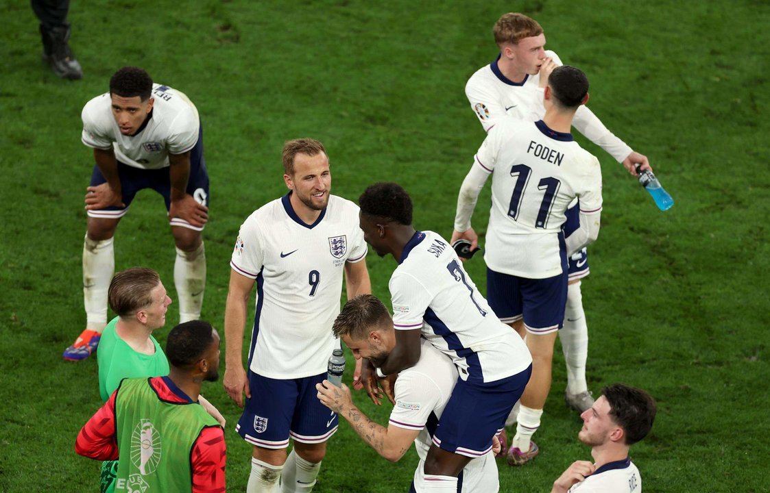 Los ingleses tras la segunda semiifnal de la Eurocopa entre Países Bajos e Inglaterra en Dortmund, Alemania) EFE/EPA/GEORGI LICOVSKI