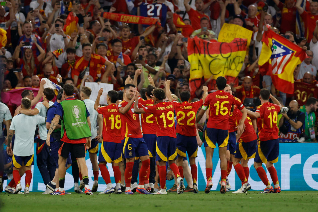 Los jugadores de la selección española celebran su pase a la final tras derrotar a la selección de Francia durante el partido de semifinales de la Eurocopa. EFE/Alberto Estevez.