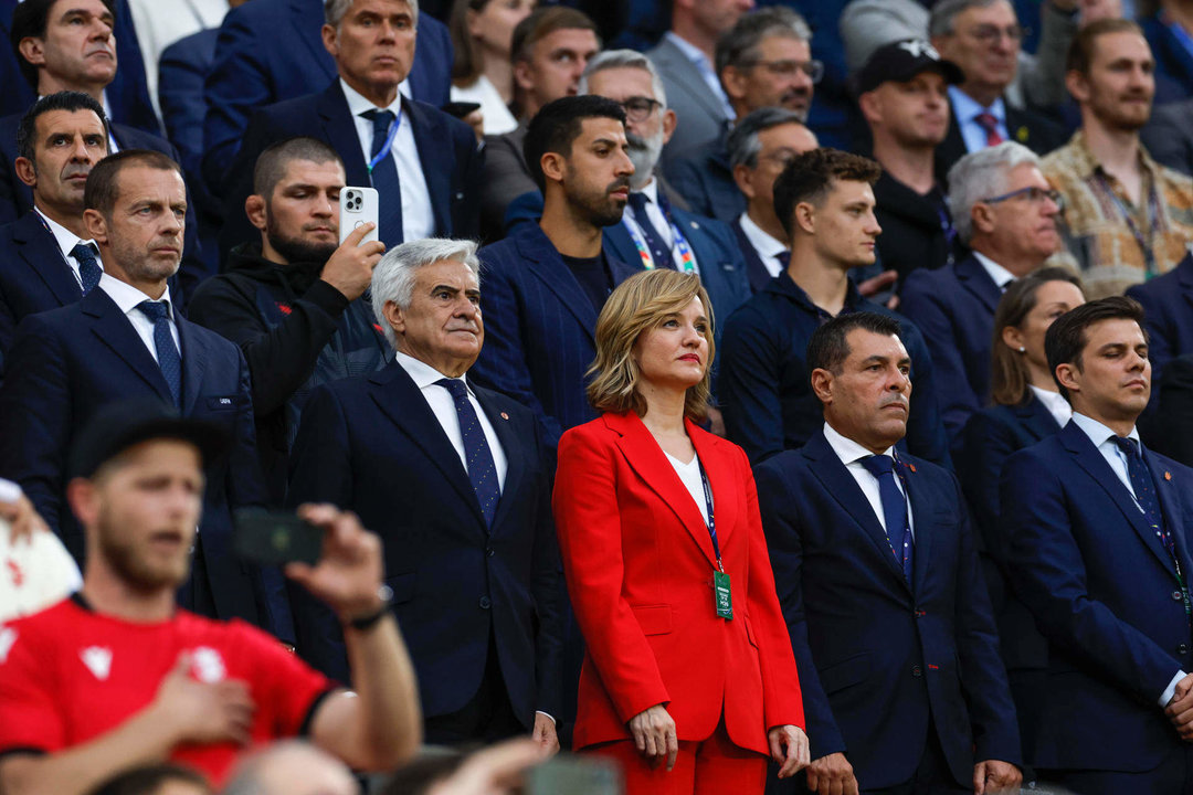 La ministra de Educación Pilar Alegría (c), junto al presidente de la Federación Española de Fútbol, Pedro Rocha (2i), en el palco en Colonia. EFE/Alberto Estévez