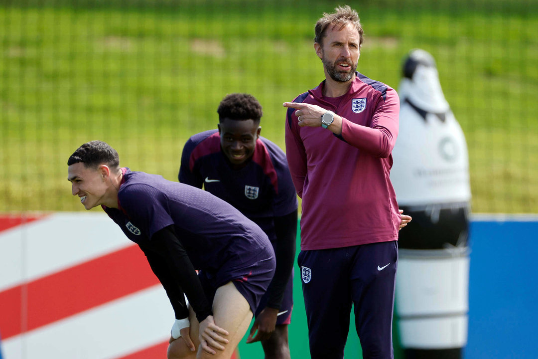 El seleccionador de Inglaterra, Gareth Southgate, junto a los jugadores Phil Foden (i) y Bukayo Saka (c), durante el entrenamiento del equipo inglés este sábado en el Blankenhain (Alemania). EFE/ Alberto Estévez