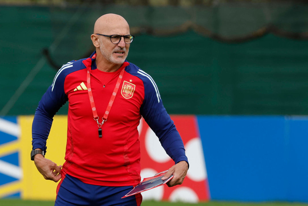 El seleccionador español, Luis de la Fuente, durante el entrenamiento realizado este sábado en su cuartel general de Donaueschingen, donde el combinado prepara el partido de la final de la Eurocopa 2024 que disputarán ante la selección de Inglaterra el próximo domingo en el Olympiastadion de Berlín. EFE/J.J. Guillén