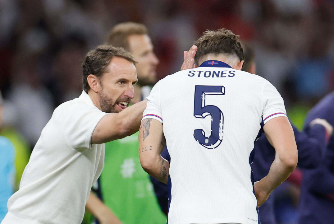 El entrenador de Inglaterra, Gareth Southgate (i), y el defensa John Stones (d) durante el encuentro correspondiente a la final de la Eurocopa que disputan hoy Domingo España e Inglaterra en el Estadio Olímpico de Berlín. EFE /Alberto Estévez