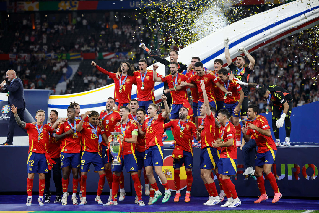 El capitán de la selección española Álvaro Morata (c) levanta el trofeo junto a sus compañeros durante la celebración de la victoria de la Eurocopa, tras vencer a Inglaterra en el partido de la final disputado este domingo en el Estadio Olímpico de Berlín. EFE/Alberto Estévez