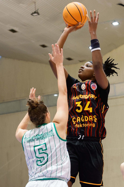 La jugadora del Galatasaray Brianna Fraser (d) lanza frente a Julie Pospisilova, del Baxi Ferrol, durante el partido de la fase de grupos de la Eurocopa de baloncesto disputado este miércoles en Ferrol. EFE/Kiko Delgado