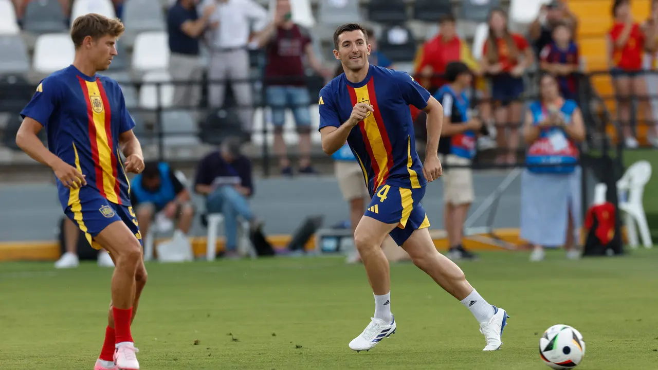 Marcos Llorente (i) junto Daniel Vivian, antes del partido amistoso que Espa&ntilde;a y Andorra disputaron el mi&eacute;rcoles en el estadio Nuevo Vivero, en Badajoz. EFE/Julio Mu&ntilde;oz