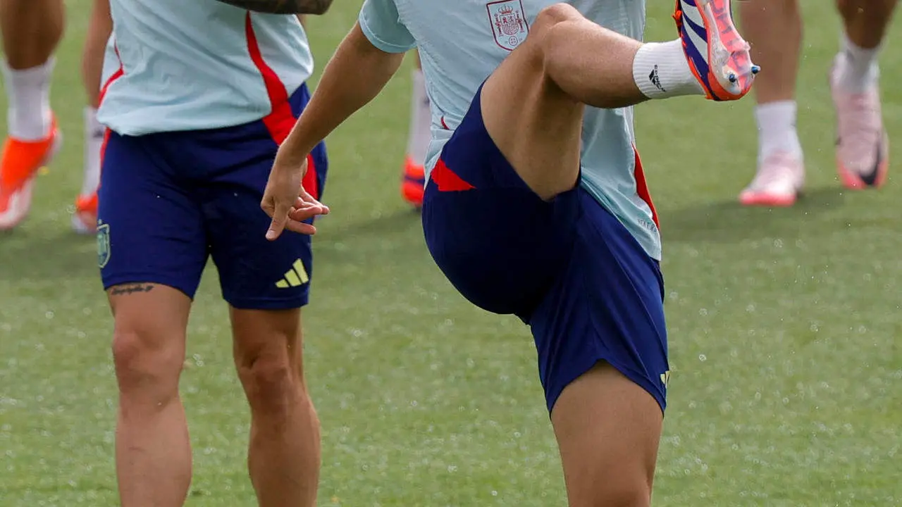 El defensa de la selecci&oacute;n espa&ntilde;ola Pau Cubars&iacute;, este viernes durante el entrenamiento en la Ciudad del F&uacute;tbol de Las Rozas, preparatorio del partido amistoso de ma&ntilde;ana s&aacute;bado frente a Irlanda del Norte en Son Moix. EFE/ Zipi Arag&oacute;n