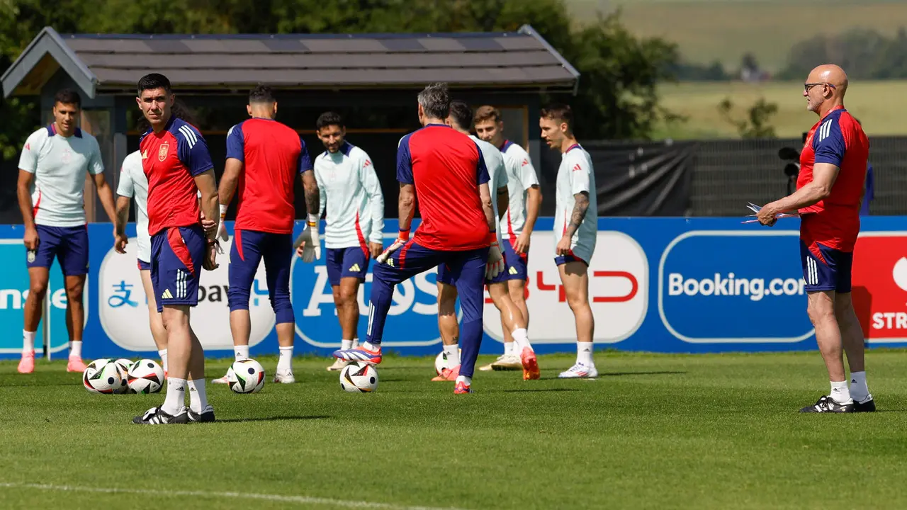 El seleccionador Luis de la Fuente (d) durante el entrenamiento de la selecci&oacute;n espa&ntilde;ola de f&uacute;tbol este mi&eacute;rcoles en el lugar de concentraci&oacute;n de Donaueschingen. EFE/ J.J. Guill&eacute;n