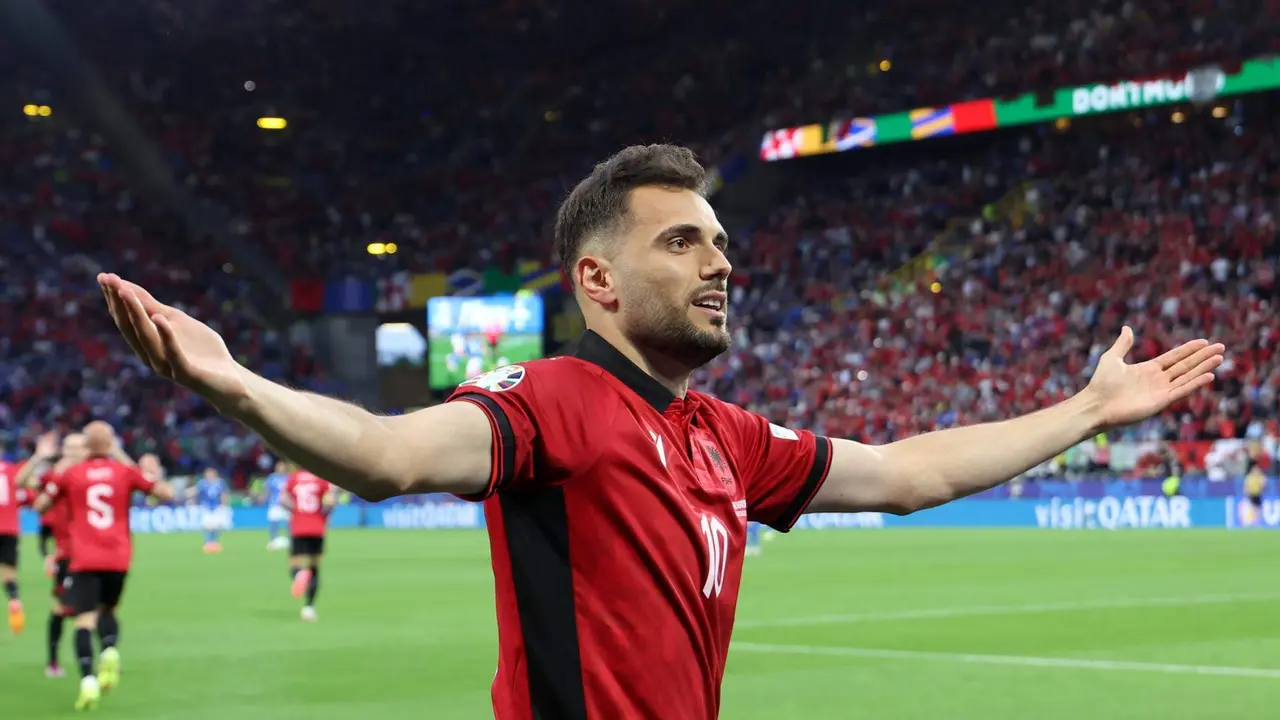 El alban&eacute;s Nedim Bajram, autor del gol ante Italia. EFE/EPA/FRIEDEMANN VOGEL