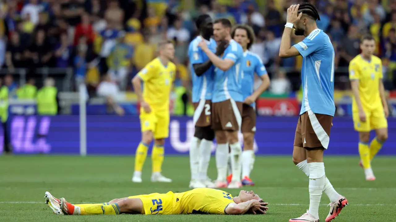 El ucraniano Oleksandr Svatok (tendido en el c&eacute;sped) y varios jugadores belgas durante el  partido del grupo E que han jugado B&eacute;lgica y Ucrania en Stuttgart, Alemania. EFE/EPA/RONALD WITTEK