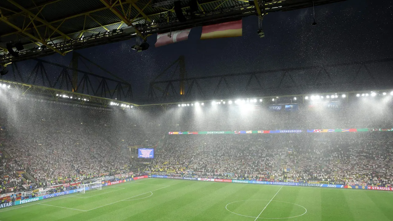 Estadio BVB Stadion de Dortmund sin f&uacute;tbol tras la suspensi&oacute;n durante 25 minutos del Alemania Dinamarca de octavos de la Eurocopa. EFE/EPA/GEORGI LICOVSKI